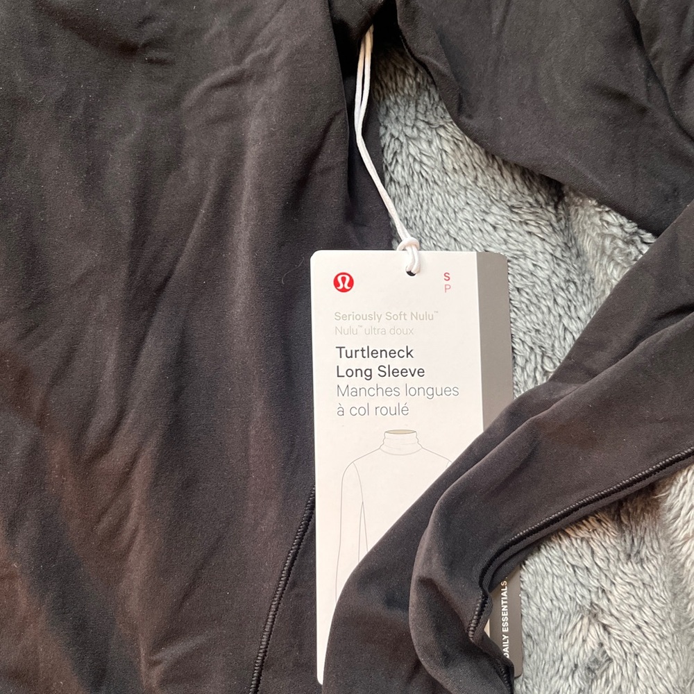 Lululemon nulu turtleneck